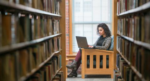 online-mba-student-studying-in-library