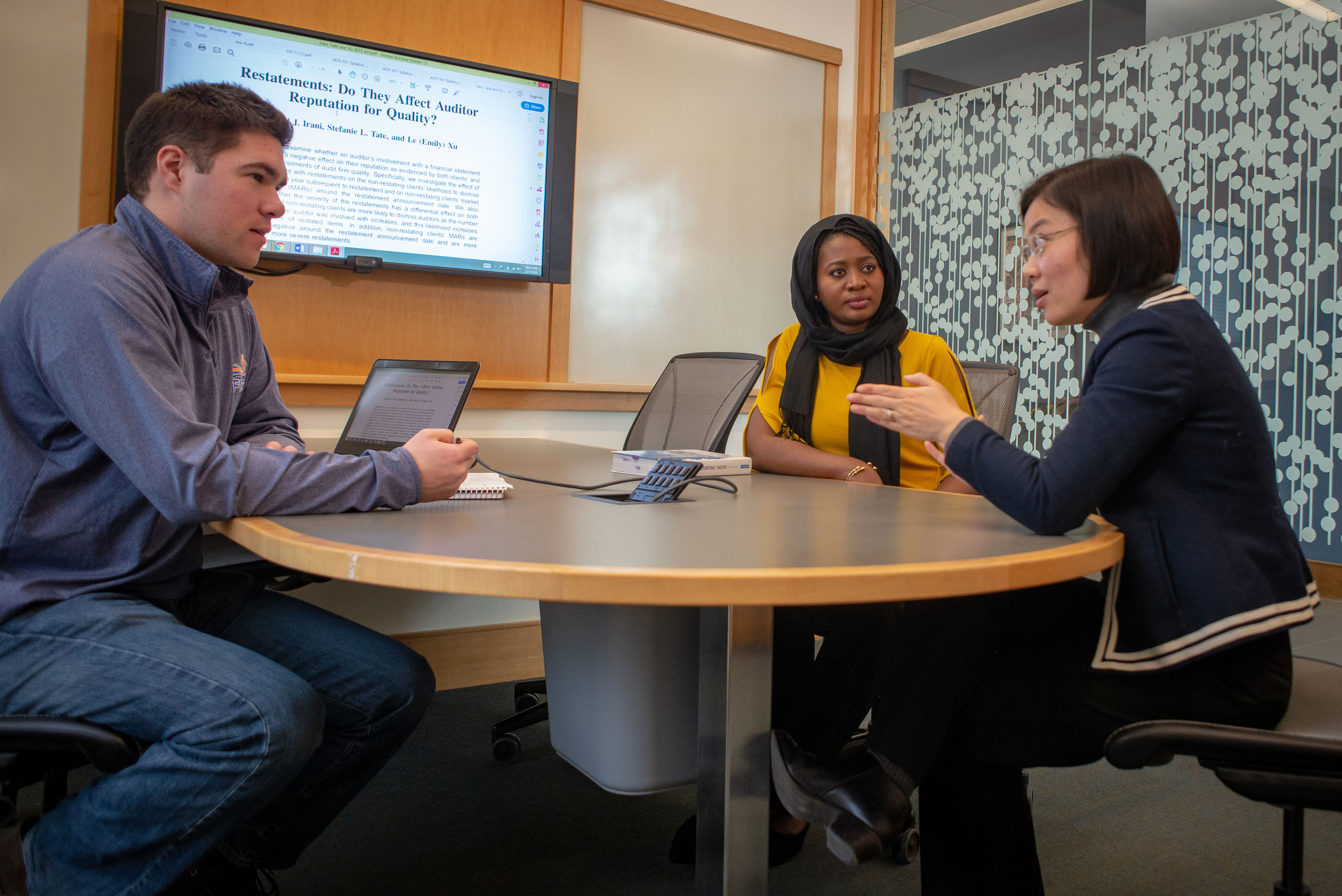 students in an masters accounting discussion with a faculty member students in an masters accounting discussion with a faculty member