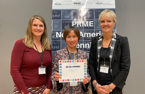 Shuili Du receiving the PRME Research Excellence Award